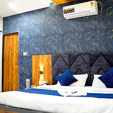 Hotel Mahalok Palace Ujjain Zewnętrze zdjęcie