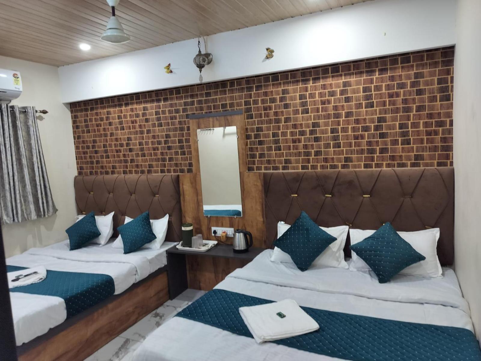 Hotel Mahalok Palace Ujjain Zewnętrze zdjęcie